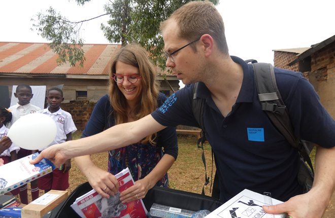 Schulmaterial für Kinder in Uganda